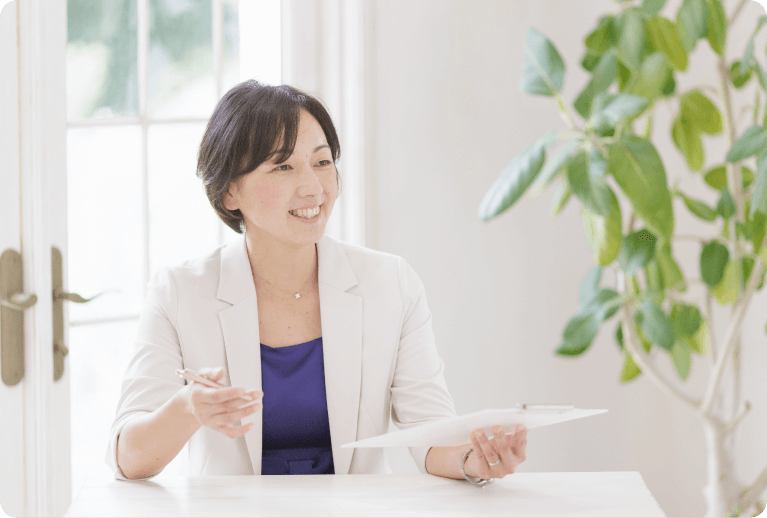 説明する女性