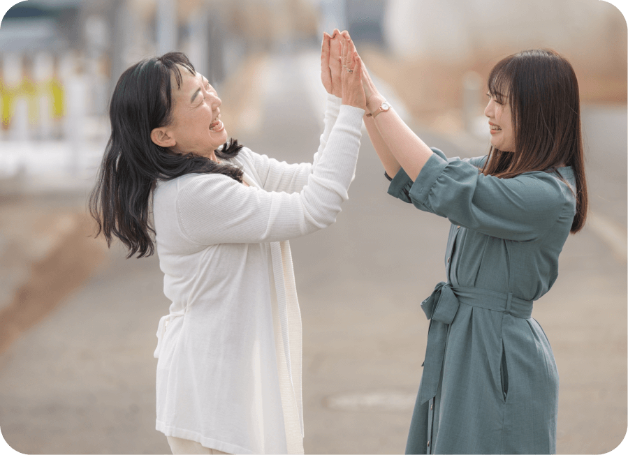 ハイタッチする女性