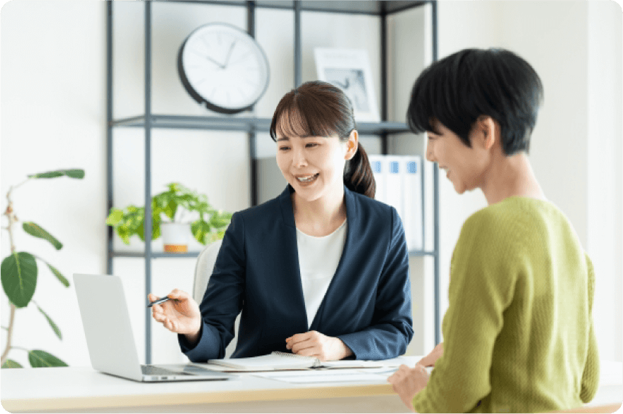 説明する女性