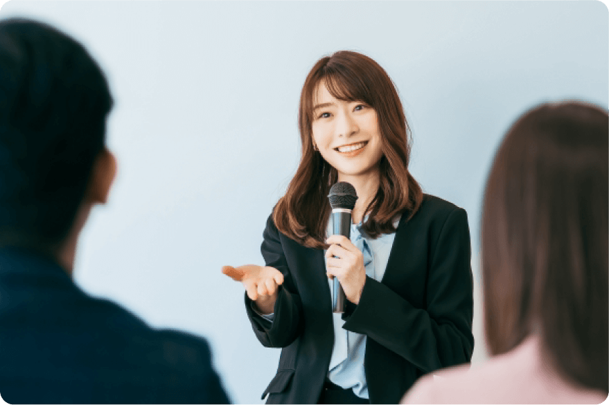 セミナーで話す女性