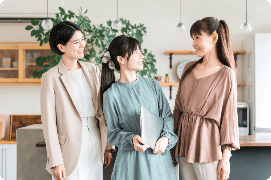話す女性たち